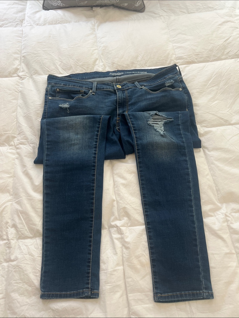 Signature Levi’s Women's Low-Rise Distressed Jeggings in Dark Blue Wash - Picture 3 of 8